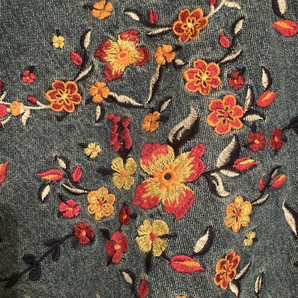 Francesca’s floral embroidered skirt - Picture 3 of 3